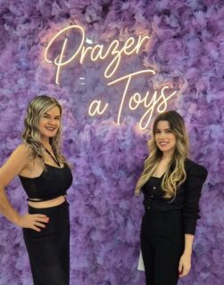 Duas mulheres. Um propósito. 💖
A gente sabe como é crescer com dúvidas, tabus e silêncios…
E foi exatamente por isso que nasceu a Prazer a Toys 
Hoje, estamos aqui pra ajudar outras mulheres a se conhecerem, se libertarem e viverem o próprio prazer sem culpa.
Porque quando uma mulher se descobre…
ela se fortalece, se valoriza e nunca mais aceita menos do que merece 🌸
Vem com a gente nessa jornada? 

#AutoconhecimentoFeminino #PrazerSemTabu #MulheresFortes #AmorPróprio #PrazerAToys